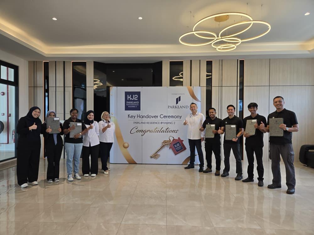 The management and developer team at the Parkland Residence Kajang 2 key handover ceremony