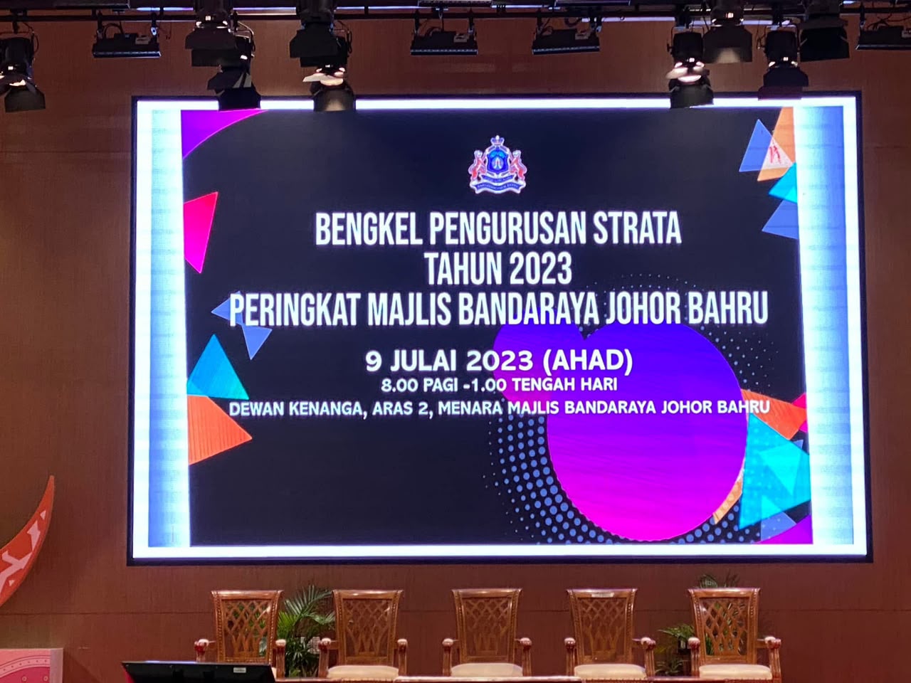 The title screen of Bengkel Pengurusan Strata 2023 in the auditorium