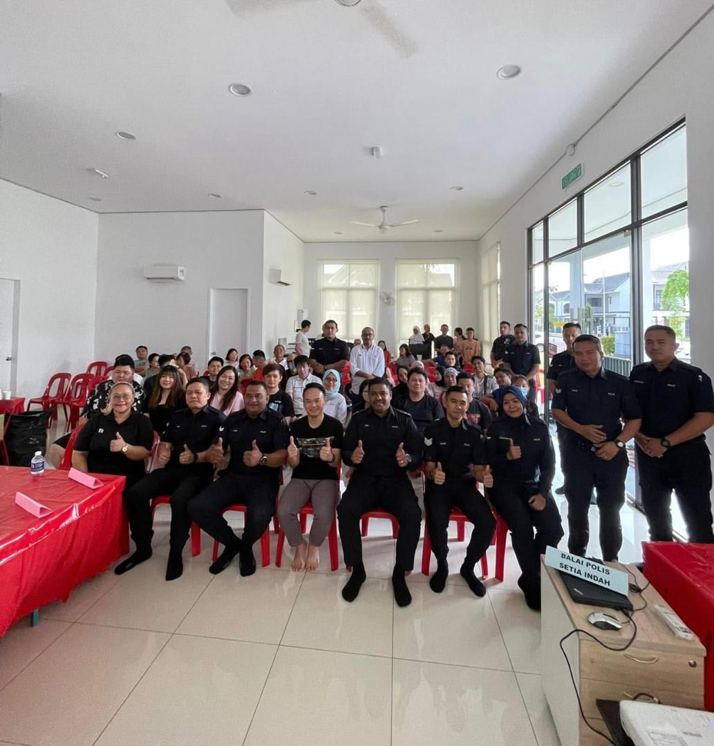 Residents and police officers together at the Eco Flora townhall session